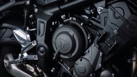 Ya, berita besar dari motor ini ialah sektor dapur pacu yang baru. Trident 660 dicangkok mesin 3-silinder berkapasitas 660 cc. Di atas kertas, moge kelas menengah ini bisa menghasilkan tenaga maksimum hingga 81 tenaga kuda pada 10.250 rpm dan torsi maksimum mencapai 64 Nm pada 6.250 rpm. Foto: Triumph