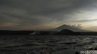 Bagi traveler yang berdomisili di Kabupaten Cirebon dan sekitarnya, waduk yang satu ini tentu bisa jadi rekomendasi untuk kamu kunjungi. Murah meriah, terbuka dan aman.