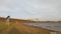 Salah satu wisatawan bernama Yuni (28) mengaku sering berkunjung ke waduk ini. Bagi Yuni, menikmati senja adalah bentuk ungkapan rasa syukur atas keindahan ciptaan Tuhan. 