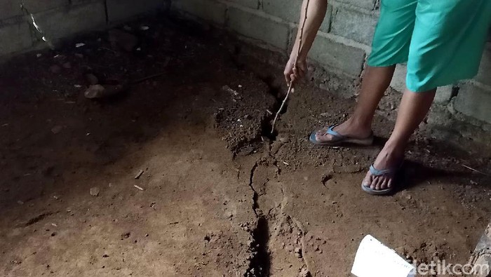 10 Orang Mengungsi Akibat Tanah Gerak di Banjarnegara Fenomena tanah bergerak terjadi di dekat permukiman warga di Desa Aribaya, Kecamatan Pagentan, Banjarnegara. 10 warga diungsikan akibat peristiwa itu.