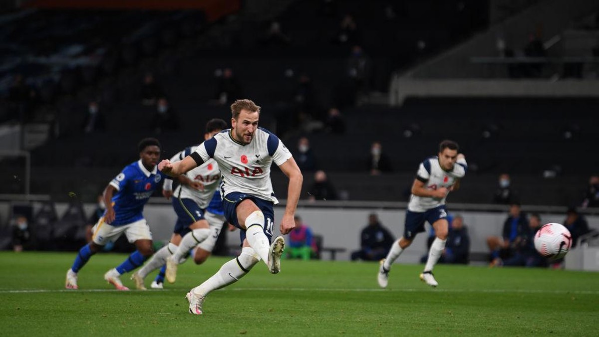 Gol penalti Harry Kane buat Tottenham Hotspur unggul 1-0 atas Brighton & Hove Albion di babak pertama (Foto: Getty Images/Mike Hewitt)