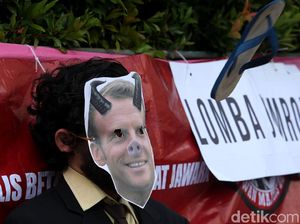 Ada Lomba Lempar Sandal saat Aksi Bela Nabi di Jakarta