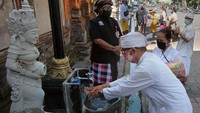 Surat edaran itu intinya membatasi kegiatan adat dan budaya yang menyebabkan keramaian. Dalam pelaksanaannya, Pecalang selaku satuan pengamanan adat bersama tokoh-tokoh desa adat menjadi garda terdepan dalam mengontrol penerapan protokol kesehatan. Kepatuhan warga terhadap aturan adat dan tokoh adatnya menjadi kunci dalam mengatasi wabah mematikan itu.  