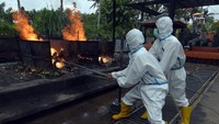 Bahkan dalam kasus kematian akibat COVID-19, prosesi Ngaben dilakukan oleh anggota Tim Gugus Tugas Percepatan Pananganan (GTPP) COVID-19 dengan mengenakan alat pelindung diri (APD). Keluarga hanya bisa menyaksikan prosesi kremasi dari jarak jauh.  