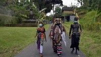 Adat dan budaya Bali yang dikenal dengan keunikan, kental dengan kebersamaan dan gotong-royong seketika harus berubah karena mesti menerapkan tahapan-tahapan adaptasi kebiasaan baru dalam upaya mengatasi penularan wabah COVID-19.  
