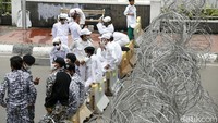 Pagar kawat berduri itu dibentangkan di sepanjang ruas Jl MH Thamrin dari sisi utara menuju ke selatan.