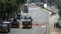 Dua mobil water canon dan 1 unit baracuda sudah siaga di balik pagar kawat berduri.