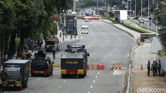 Polisi memperketat keamanan di depan Kedubes Prancis, Jl MH Thamrin, Jakarta Pusat. Jl MH Thmarin dari arah Patung Kuda ke Bundaran HI ditutup pagar kawat berduri.