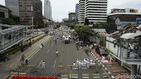 Menjelang demo massa PA 212, polisi memperketat keamanan di depan Kedubes Prancis, Jl MH Thamrin, Jakarta Pusat.
