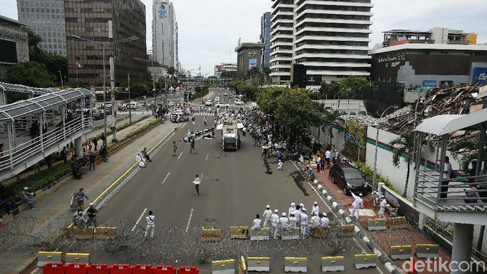 Polisi memperketat keamanan di depan Kedubes Prancis, Jl MH Thamrin, Jakarta Pusat. Jl MH Thmarin dari arah Patung Kuda ke Bundaran HI ditutup pagar kawat berduri.