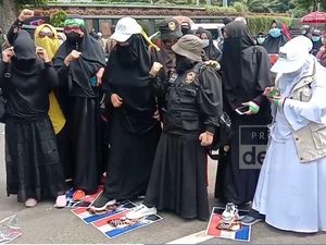 Aksi Bela Nabi di Bandung Digelar, Massa Injak-injak Poster Macron!