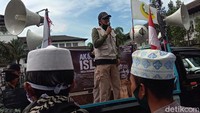 Aksi ini digelar untuk menyuarakan keprihatinan kita atas sikap pimpinan Prancis, Emmanuel Macron, kata salah satu Koordinator Lapangan Aliansi Umat Islam se Bandung Raya Dany Ramdhani membuka aksi ini.