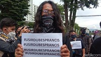 Salah satu poster yang dibawa meminta Dubes Prancis diusir.