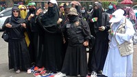 Massa aksi yang tergabung dalam Aliansi Umat Islam se Bandung Raya menggelar Aksi Bela Islam dan Bela Kehormatan Nabi Muhammad di depan Gedung Sate, Jalan Diponegoro, Kota Bandung, Jawa Barat.