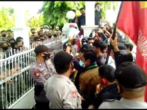 Demonstrasi di Kantor Pemkab Bone Sulsel Sempat Ricuh, 3 Mahasiswa Luka