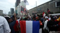 Spanduk-spanduk, poster, dan bendera pun dibentangkan. Untuk spanduk, ada yang dibentangkan sejumlah orang dan ada juga yang ditempel di mobil komando.