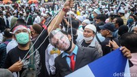 Kecaman terhadap Presiden Prancis, Emmanuel Macron, terus menggema di berbagai negara, termasuk Indonesia. Persaudaraan Alumni 212 beserta massa ormas Islam lainnya turun ke jaln melakukan unjuk rasa bela Nabi Muhammad SAW di sekitaran Kedutaan Besar Prancis, Jakarta, dan sejumlah kota besar lainnya. Rifkianto Nugroho/detikcom  