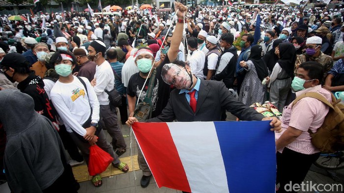 Aksi unjuk rasa mengecam pernyataan Presiden Prancis Emmanuel Macron berlangsung di depan Kedubes Prancis. Aksi teatrikal pun dilakukan oleh para massa aksi.