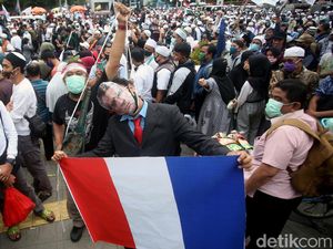 Aksi Teatrikal Presiden Prancis Digantung-Diarak di Kedubes Prancis