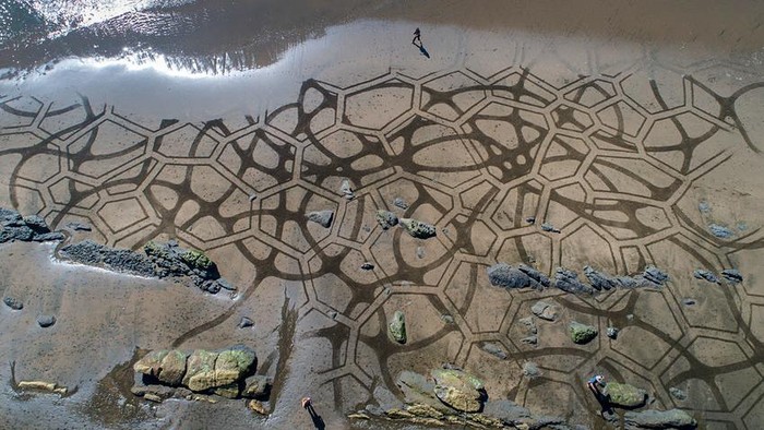 Karya di pantai.