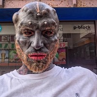 Pria 32 tahun itu mentato seluruh tubuhnya menjadi warna hitam. Dia juga melakukan tindakan estetika ekstrem sehingga penampilannya tidak lagi seperti manusia sewajarnya. Foto: Instagram