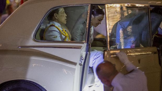 King Maha Vajiralongkorn and Queen Suthida greet supporters in Bangkok, Thailand, Sunday, Nov. 1, 2020. Under increasing pressure from protesters demanding reforms to the monarchy, Thailand's king and queen met Sunday with thousands of adoring supporters in Bangkok, mixing with citizens in the street after attending a religious ceremony inside the Grand Palace. (AP Photo/Wason Wanichakorn)