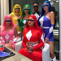 Untuk Halloween 2020, Kylie Jenner dan teman-temannya bernostalgia dengan acara tv favorit anak-anak generasi 90-an: Mighty Morphin Power Rangers. Ibu satu anak ini berubah menjadi Ranger Merah, tentunya dengan gayanya yang seksi. (Foto: Instagram)