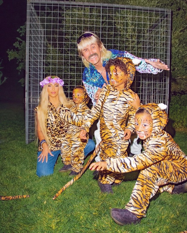 Kakak sambung Kylie, Kim Kardashian pun tak melewatkan euforia Halloween 2020. Tema acara Netflix Tiger King menjadi pilihan Kim untuk kostumnya bersama anak-anak. Menurut majalah Elle, kostum Halloween Kim dirancang secara khusus oleh desainer bernama Alejandro Peraza. Harganya dikabarkan mencapai US$ 6.400 atau hampir Rp 100 juta. So typical Kim. (Foto: Instagram)