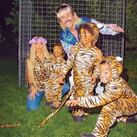 Kakak sambung Kylie, Kim Kardashian pun tak melewatkan euforia Halloween 2020. Tema acara Netflix Tiger King menjadi pilihan Kim untuk kostumnya bersama anak-anak. Menurut majalah Elle, kostum Halloween Kim dirancang secara khusus oleh desainer bernama Alejandro Peraza. Harganya dikabarkan mencapai US$ 6.400 atau hampir Rp 100 juta. So typical Kim. (Foto: Instagram)