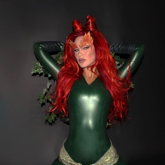 Penampilan ala Poison Ivy, salah satu musuh Batman, menjadi pilihan Bella Hadid untuk perayaan Halloween tahun ini. Gayanya tak kalah seksi dengan penampilan Uma Thurman, aktris yang memerankan karakter tersebut di film Batman & Robin (1997). (Foto: Instagram)