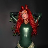 Penampilan ala Poison Ivy, salah satu musuh Batman, menjadi pilihan Bella Hadid untuk perayaan Halloween tahun ini. Gayanya tak kalah seksi dengan penampilan Uma Thurman, aktris yang memerankan karakter tersebut di film Batman & Robin (1997). (Foto: Instagram)