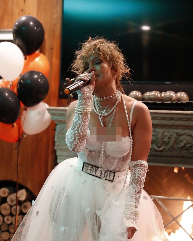 Jennifer Lopez menjelma sebagai Madonna muda di era awal kariernya pada 1980-an. Gaun putih pengantin nan seksi membungkus tubuh seksinya. (Foto: Instagram)