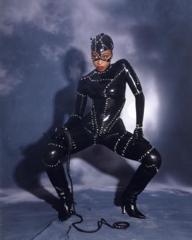 Masih dalam tema Batman, penyanyi Normani bergaya ala Catwoman. Kostumnya yang ketat sukses mempertegas keseksian mantan personel Fifth Harmony itu. (Foto: Instagram)