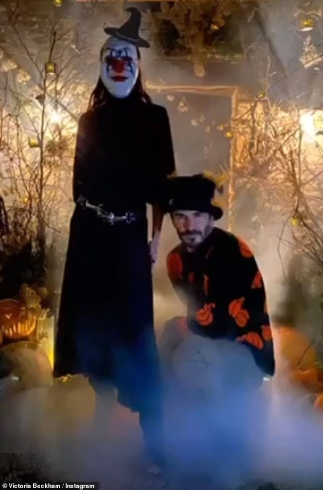 Mungkin kamu tak akan menyangka bahwa sosok badut yang menyeramkan di samping David Beckham ini adalah istrinya, Victoria. (Foto: Instagram)