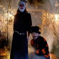 Mungkin kamu tak akan menyangka bahwa sosok badut yang menyeramkan di samping David Beckham ini adalah istrinya, Victoria. (Foto: Instagram)