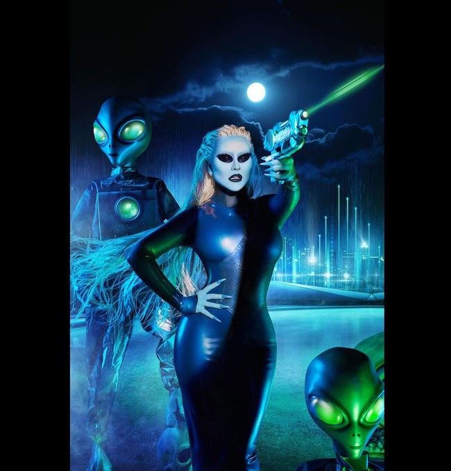 Christina Aguilera pun tampil habis-habisan untuk Halloween 2020. Lihat saja penampilannya yang mirip alien ini. Pelantun Reflection ini hampir sulit dikenali. (Foto: Instagram)