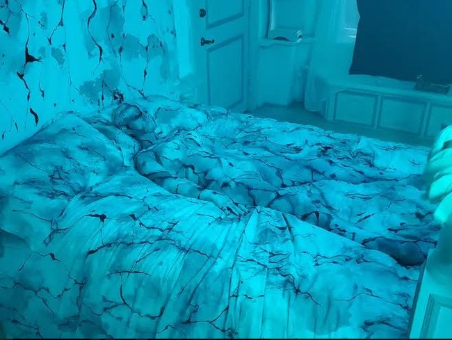 Tak ada pesta Halloween besar-besaran sebagaimana tradisi Heidi Klum sebelumnya. Namun, kostum Halloween model seksi asal Jerman ini tetap heboh. Merilis sebuah film pendek tentang perayaan Halloween-nya bersama keluarga, Heidi menjelma sebagai mayat hidup yang menyeramkan. (Foto: Instagram)