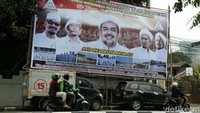 Baliho berukuran besar ini terpasang di sejumlah ruas jalan di Jakarta, Senin (2/11).