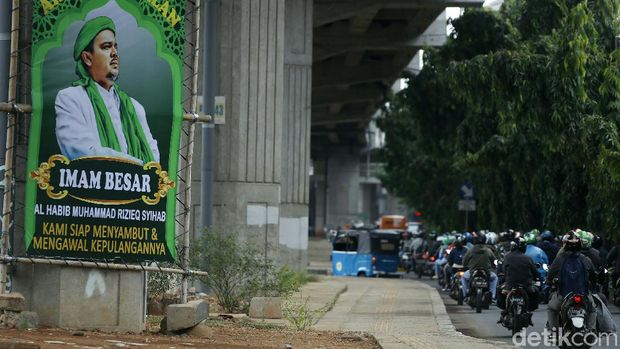 Kabar kepulangan Habib Rizieq Shihab disambut warga lewat pemasangan baliho. Baliho berukuran besar ini terpasang di beberapa ruas jalan di Jakarta.