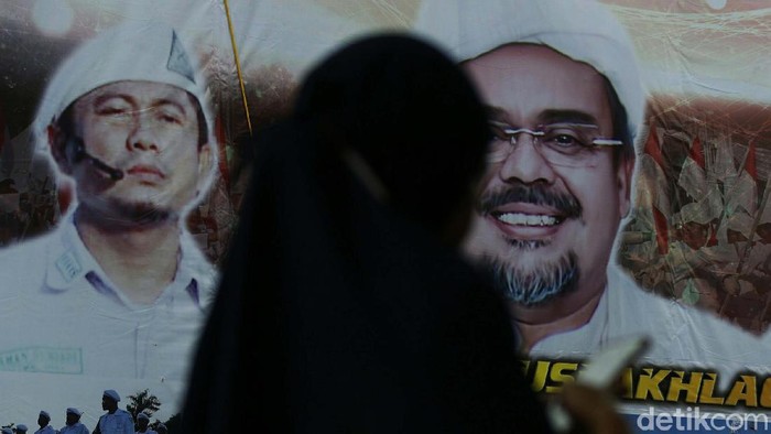 Kabar kepulangan Habib Rizieq Shihab disambut warga lewat pemasangan baliho. Baliho berukuran besar ini terpasang di beberapa ruas jalan di Jakarta.