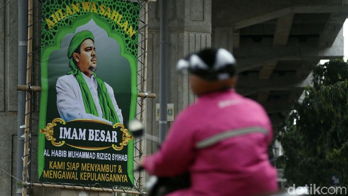 Kabar kepulangan Habib Rizieq Shihab disambut warga lewat pemasangan baliho. Baliho berukuran besar ini terpasang di beberapa ruas jalan di Jakarta.