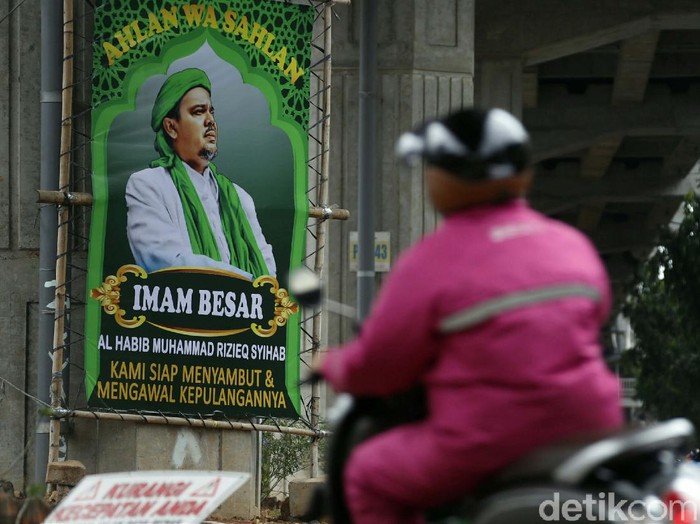 Kabar kepulangan Habib Rizieq Shihab disambut warga lewat pemasangan baliho. Baliho berukuran besar ini terpasang di beberapa ruas jalan di Jakarta.