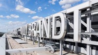 Pada akhir 2011, inspektur penerbangan mulai masuk ke lokasi konstruksi Bandara Brandenburg untuk memeriksa sistem alarm dan fitur keamanan. Desain sistem proteksi kebakaran yang salah pertama kali membuat para ahli ragu.