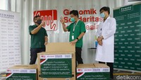 Direktur Komunikasi Tanoto Foundation Haviez Gautama, CEO GSI Lab dr. Anindya Pradipta Susanto dan Laboratory & Scientific Director GSI dr. Budiman berbincang saat dilakukannya penyerahan bantuan secara simbolis.