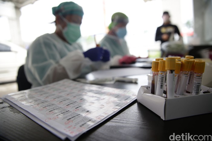 Upaya mengatasi penyebaran virus Corona terus dilakukan di berbagai wilayah di Indonesia. Sejumlah bantuan pun diberikan guna mempercepat penanganan COVID-19.