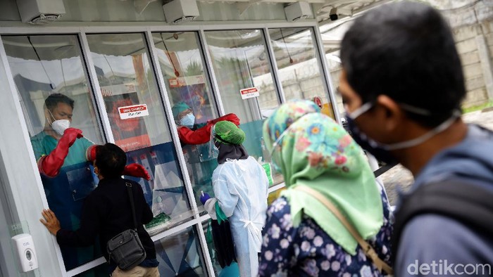 Upaya mengatasi penyebaran virus Corona terus dilakukan di berbagai wilayah di Indonesia. Sejumlah bantuan pun diberikan guna mempercepat penanganan COVID-19.