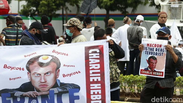 Massa PA 212 menggelar aksi di Kedubes Prancis di Jakarta, Senin (2/11). Mereka membawa beragam poster kecama untuk Presiden Prancis, Emmanuel Macron.