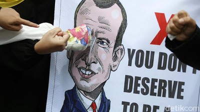 Beragam Poster Kecaman untuk Emmanuel Macron