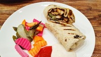 Jangan khawatir kalau tak ingin makan nasi. Kamu bisa pesan shawarma isi kambing atau ayam. Isiannya padat dan banyak, dijamin kenyang. Foto: Devi S. Lestari/detikFood