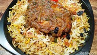 Biryani Chef Hinam atau biasa disebut BCH awalnya hanya menyediakan menu nasi biryani, namun lambat laun respon pelanggan sangat bagus. Akhirnya mulai dikeluarkan berbagai menu lainnya. Foto: Devi S. Lestari/detikFood